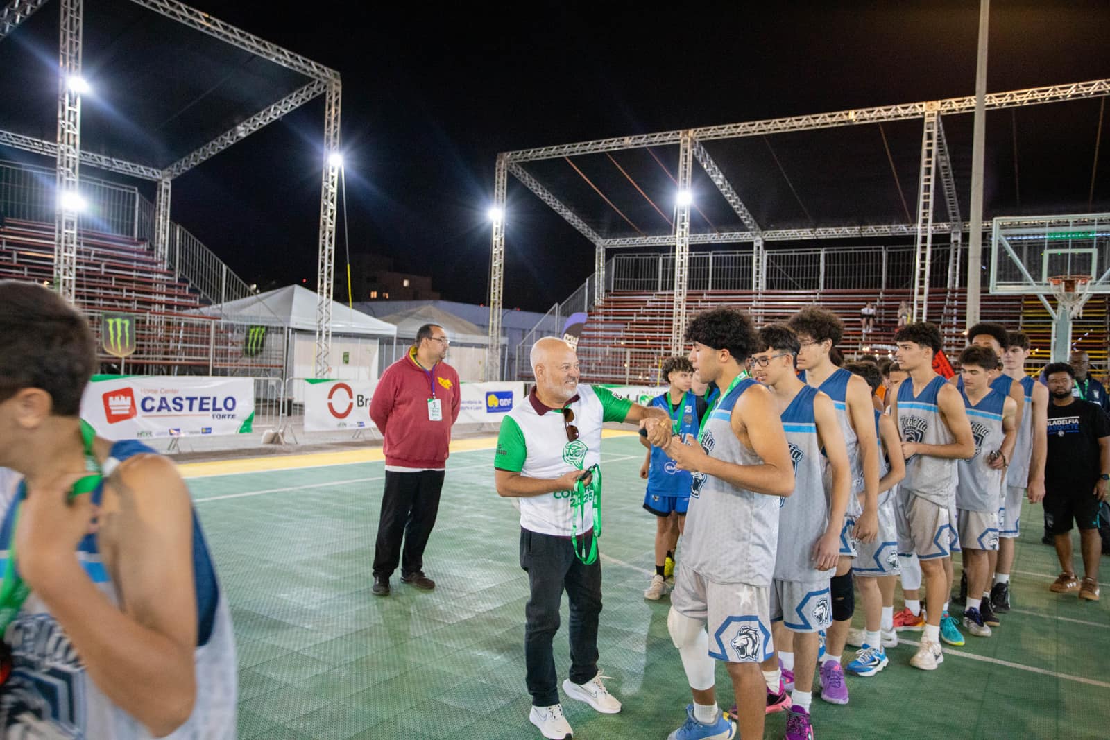 Entrega de medalhas para a equipe da Filadélfia perfilada em quadra