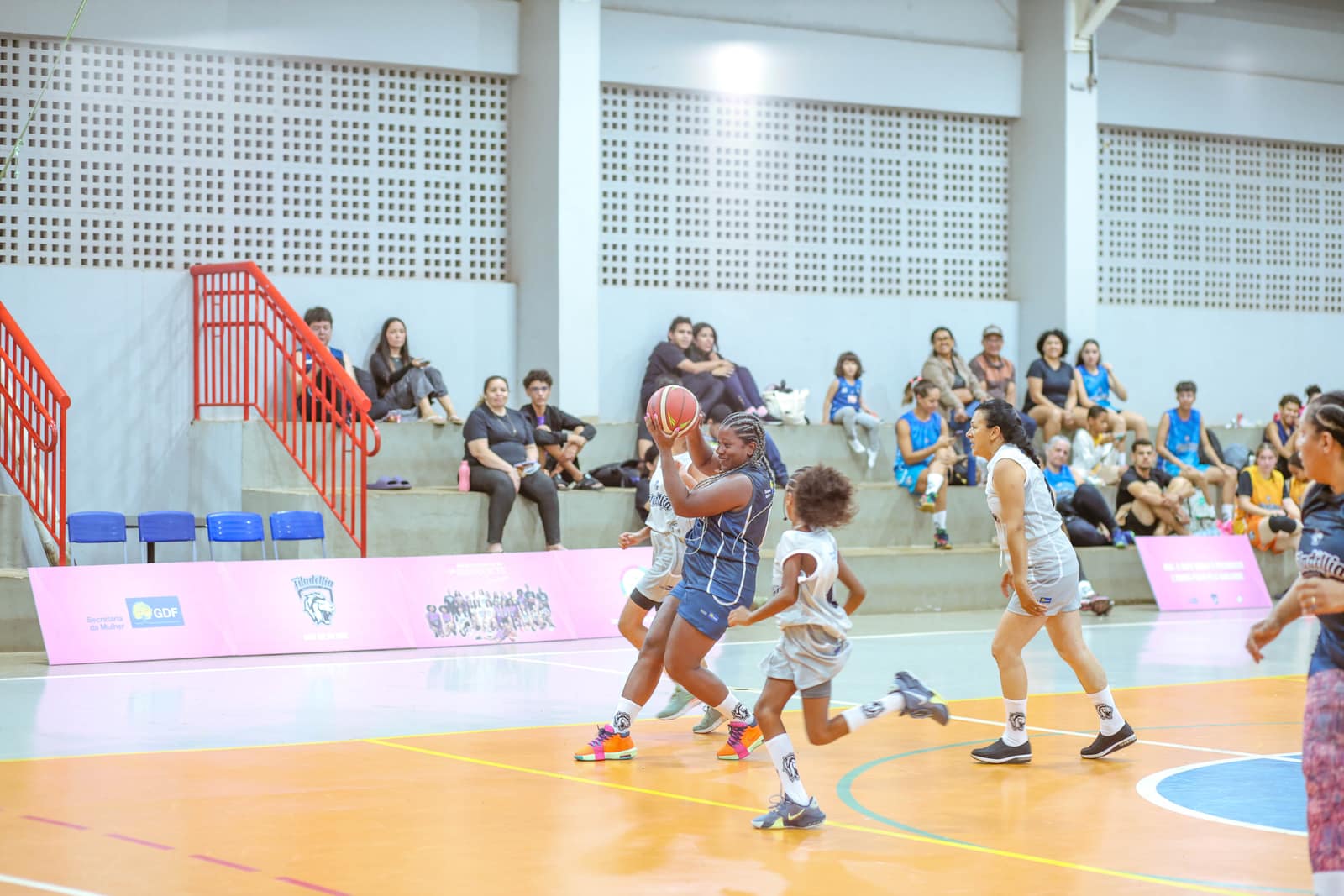 Disputa de bola em partida do basquete feminino da Filadélfia