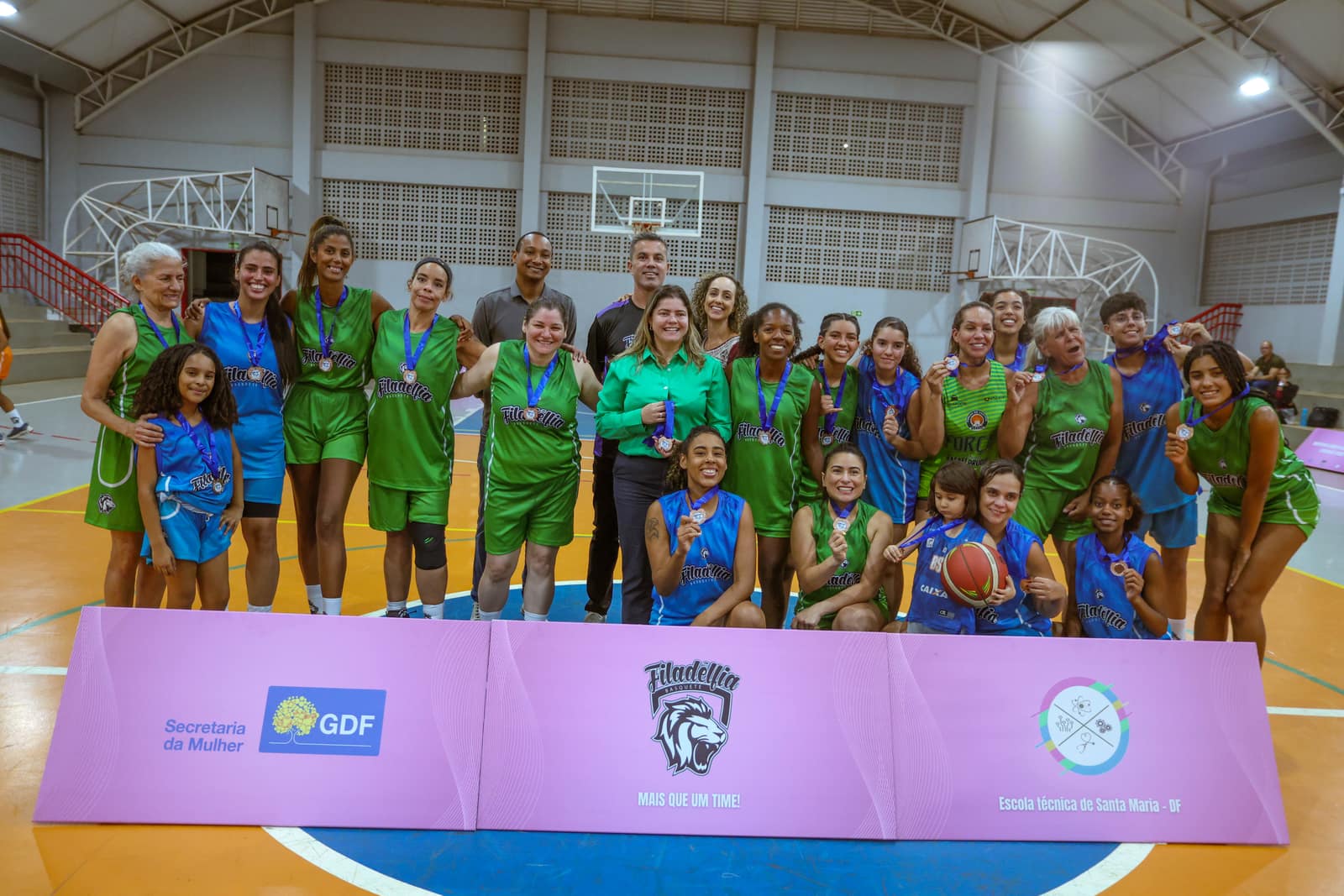 Feminino: Frente dedicada ao basquete feminino, com a mesma estrutura, atenção e oportunidade da masculina.
